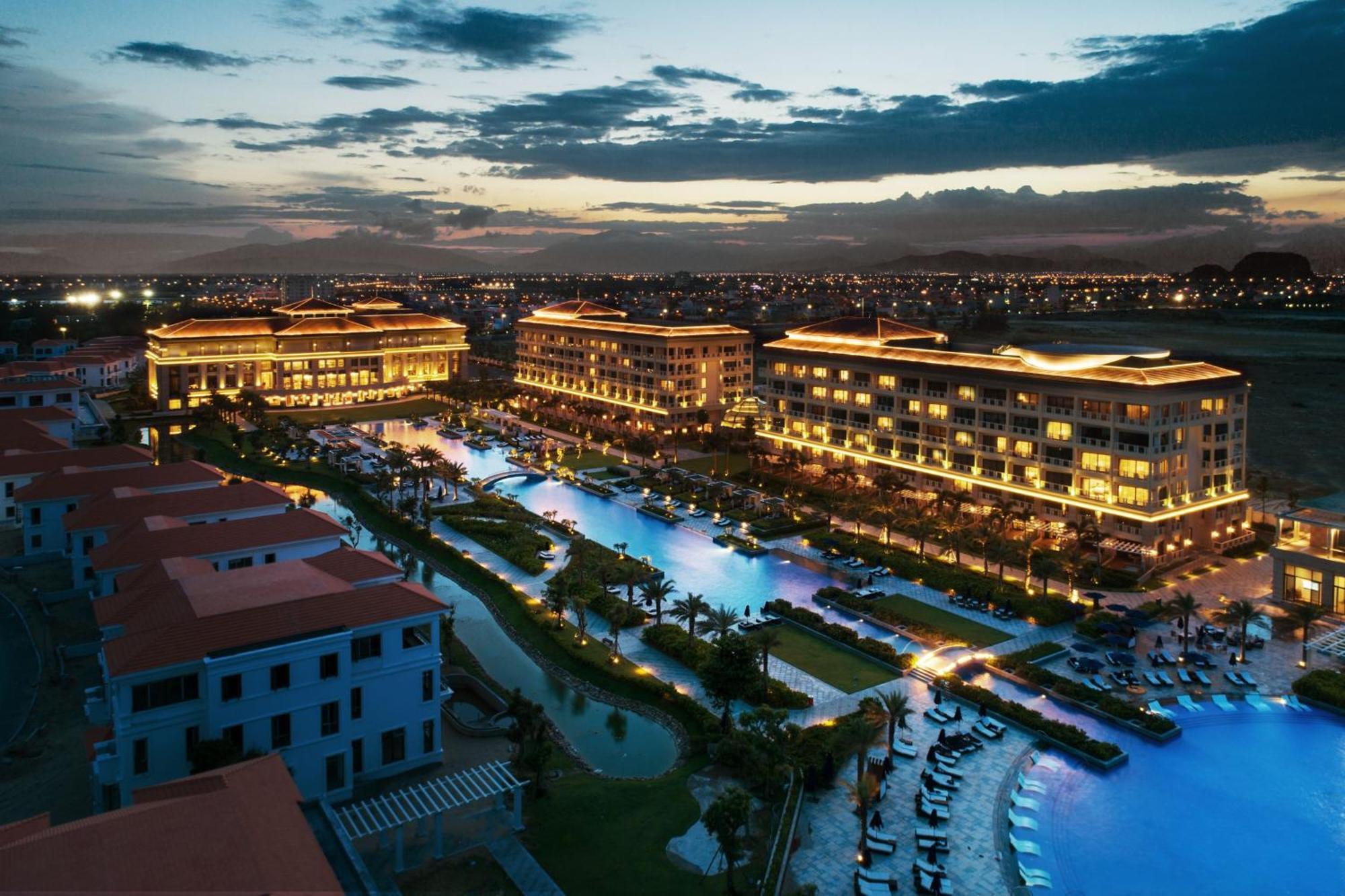 Sheraton Grand Danang Resort & Convention Center Екстериор снимка